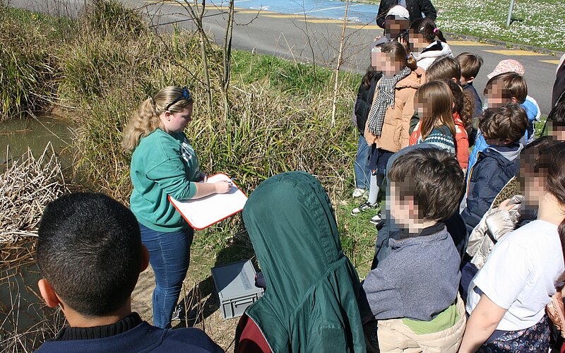 Photo du prélèvement d'un échantillon par Manon et les élèves