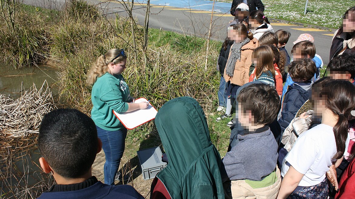 Photo du prélèvement d'un échantillon par Manon et les élèves