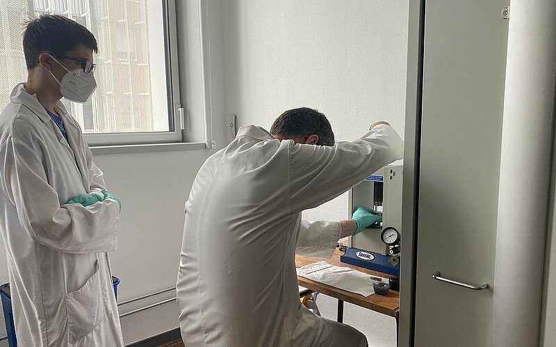 Chahine et Vincent De Waele lors d'une manipulation. Crédit : Elisa Despretz