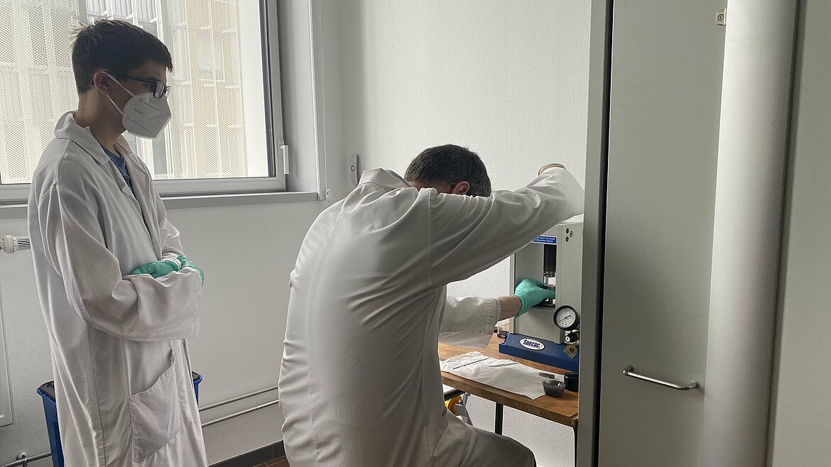 Chahine et Vincent De Waele lors d'une manipulation. Crédit : Elisa Despretz