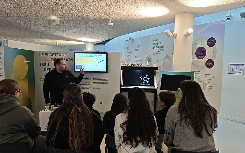 Photos des élèves devant la présentation d'un stand Xperium. Crédit : Elisa Despretz