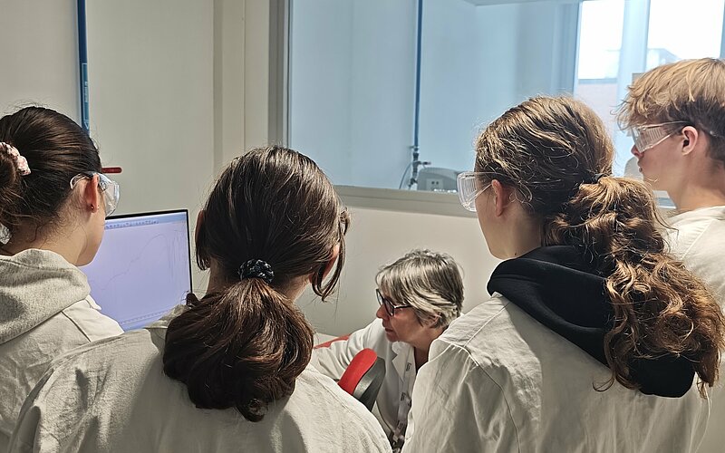 Photo des élèves lors de l'analyse par spectroscopie infrarouge